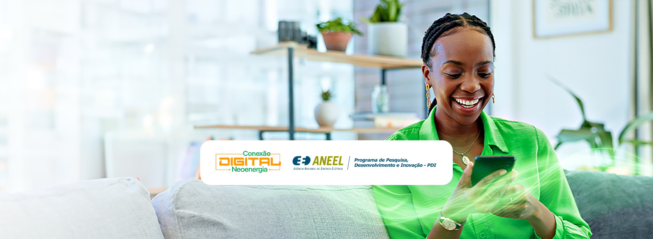 Mulher negra de camisa verde sentada no sofá com celular na mão, com os textos 'Nova Agência Virtual' e 'Conheça a nova Agência Virtual: simples, rápida e feita para você! Resolva tudo on-line na palma da sua mão' sobrepostos na imagem